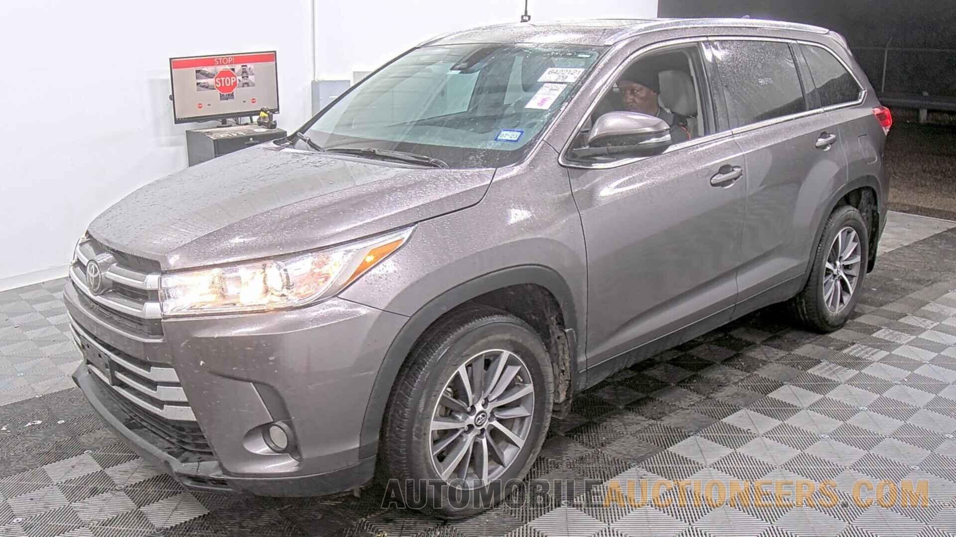 5TDKZRFH6KS333660 Toyota Highlander 2019