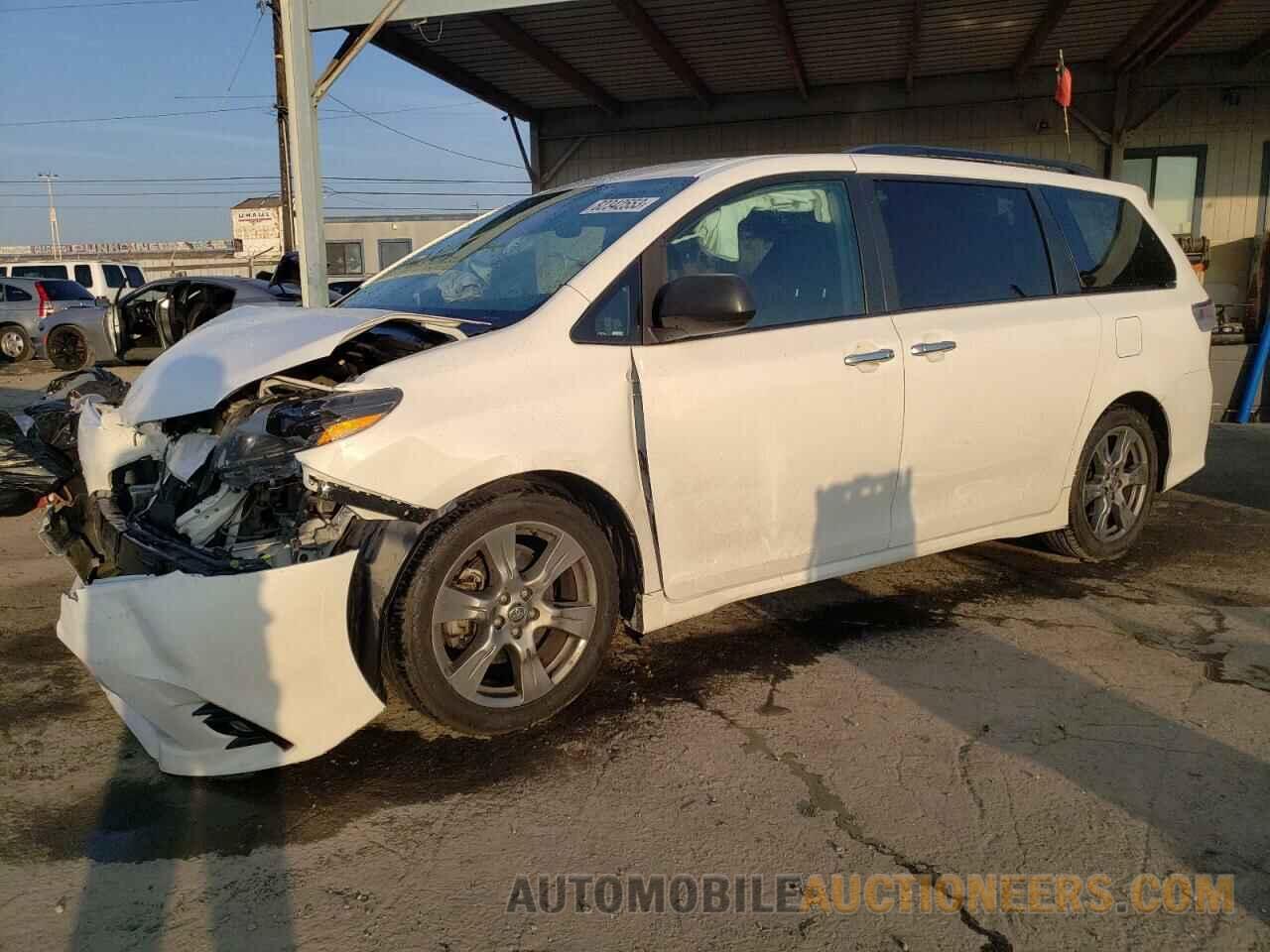 5TDXZ3DC8JS929779 TOYOTA SIENNA 2018