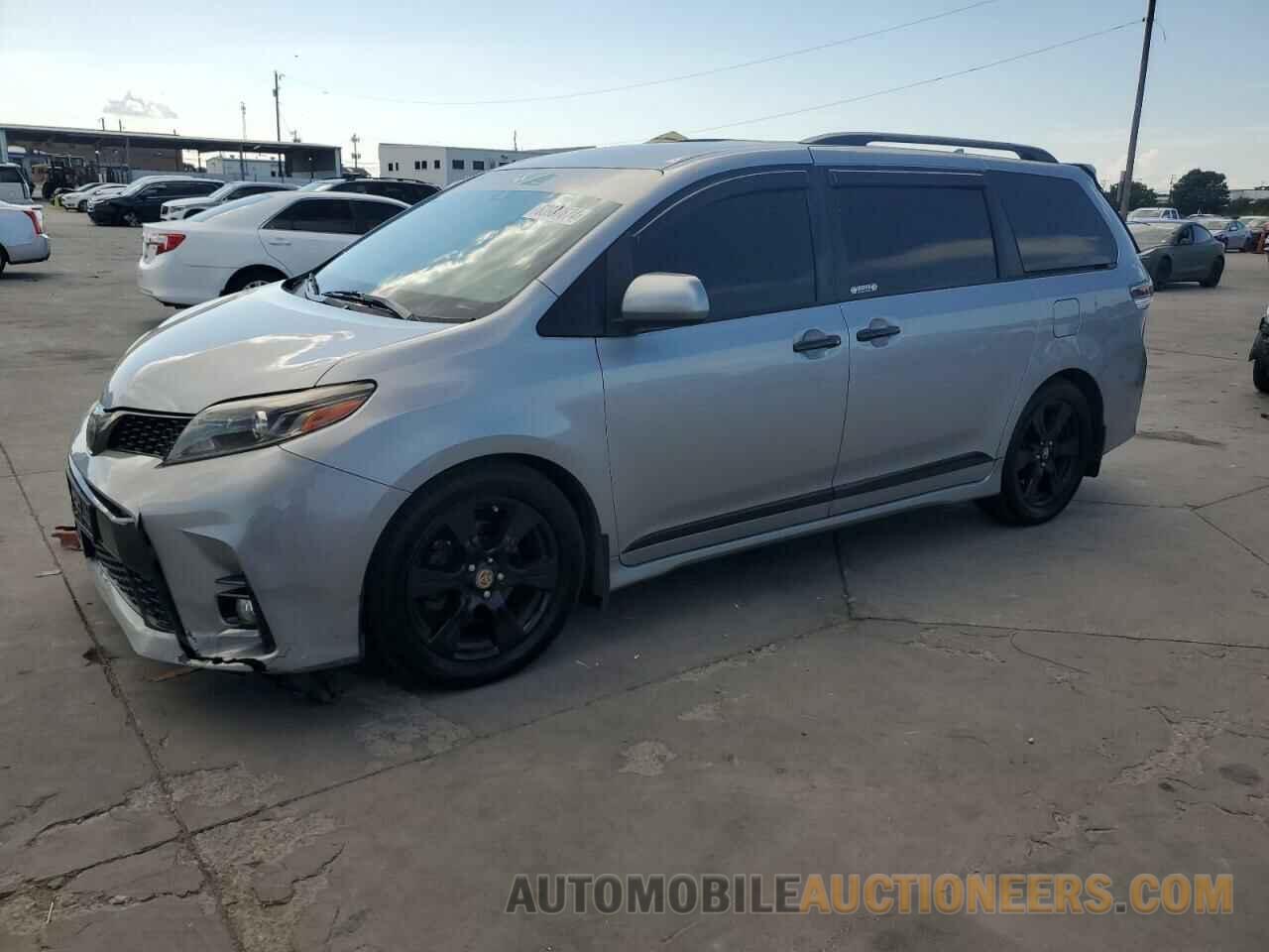 5TDXZ3DC8JS943228 TOYOTA SIENNA 2018