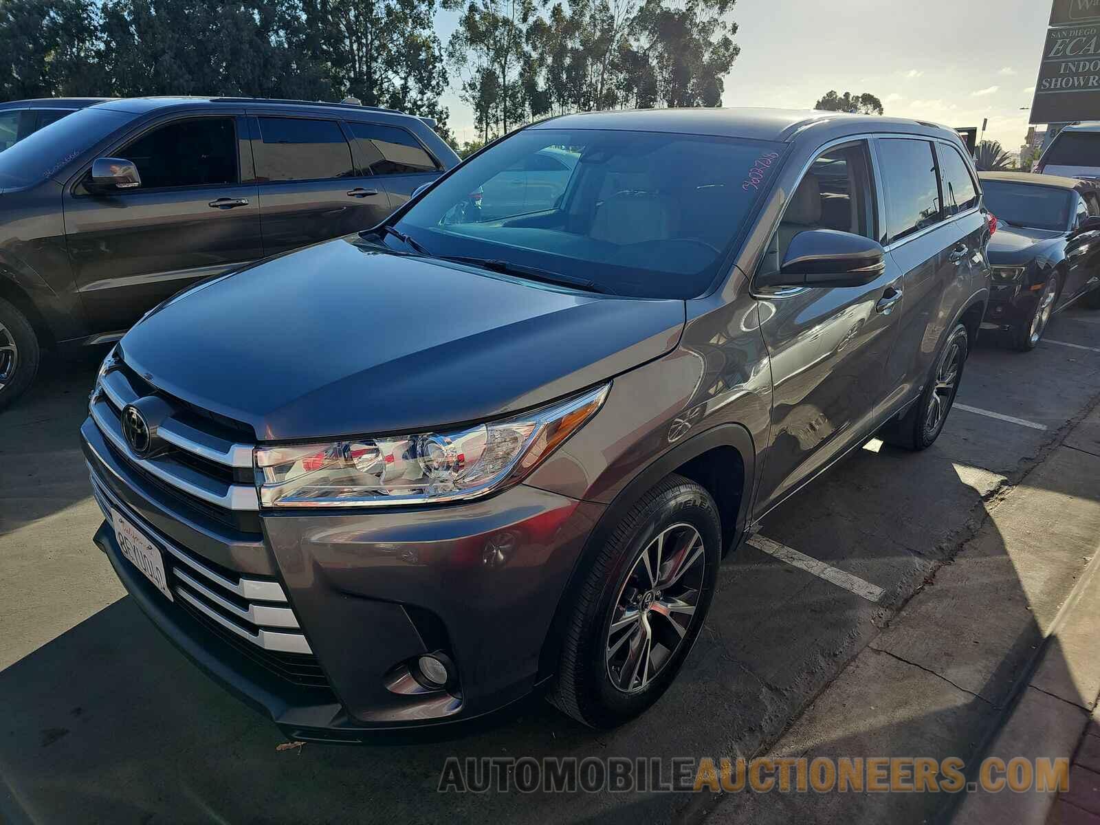 5TDZZRFHXJS275985 Toyota Highlander 2018