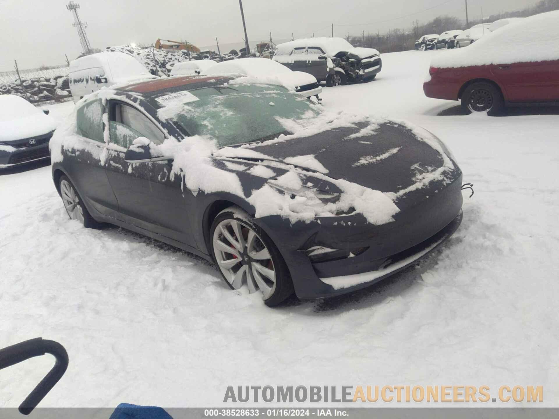 5YJ3E1EBXJF073071 TESLA MODEL 3 2018