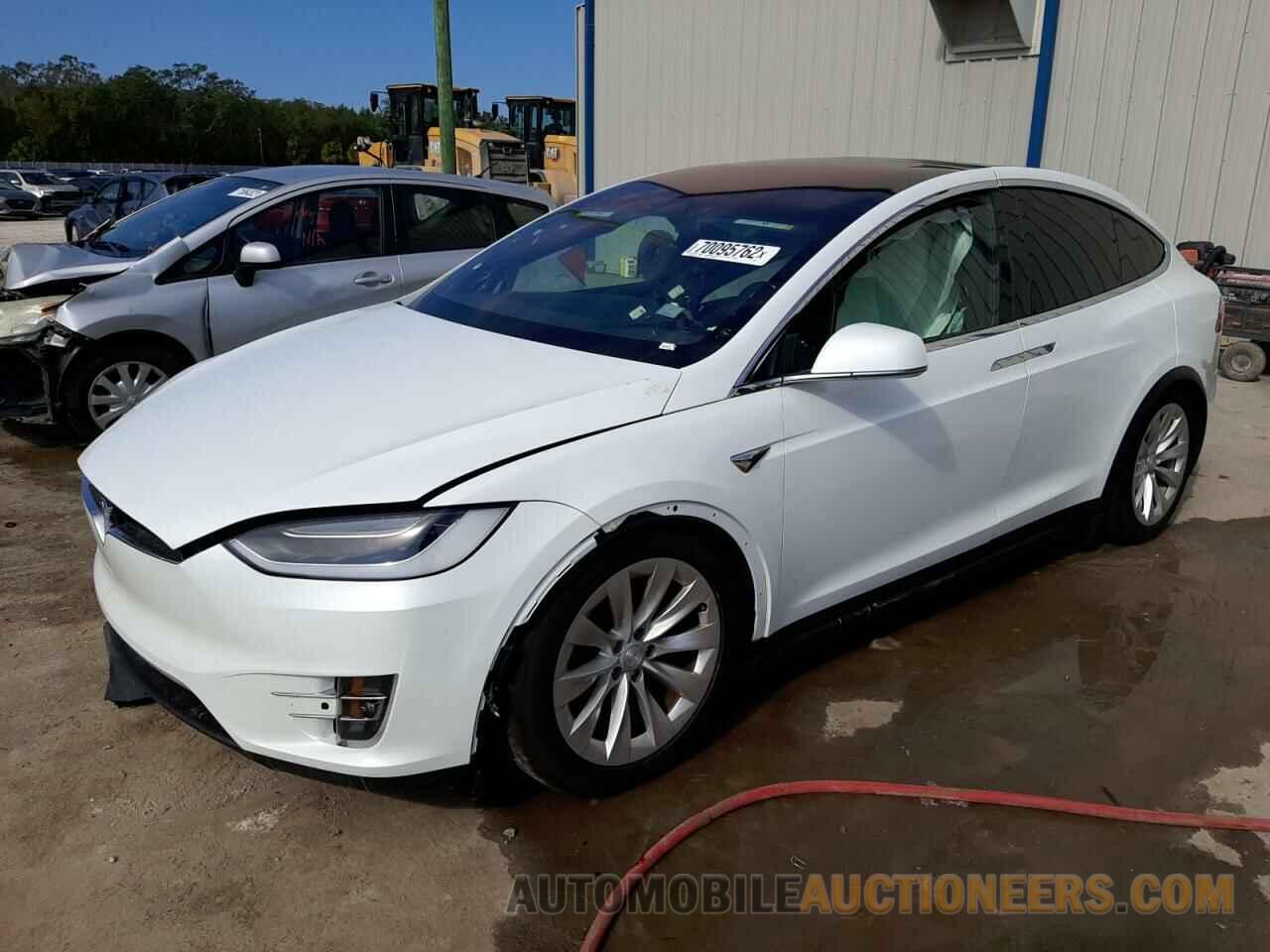 5YJXCBE26JF113675 TESLA MODEL X 2018