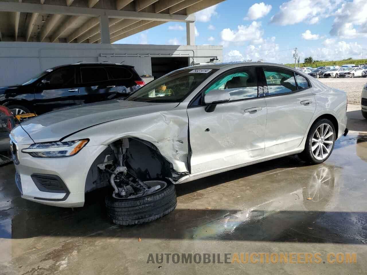 7JR102FK1KG000805 VOLVO S60 2019