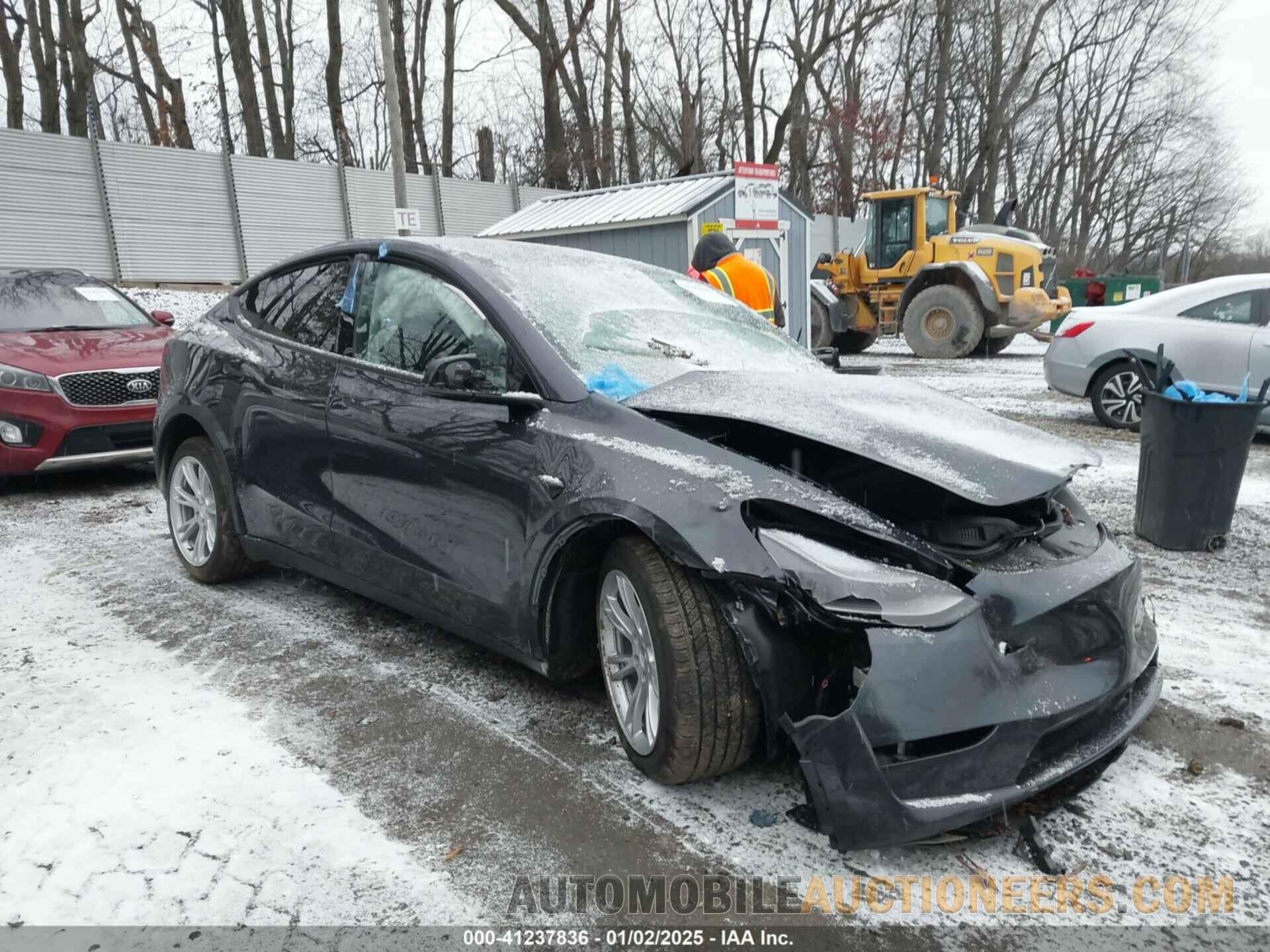 7SAYGDEE8RF084001 TESLA MODEL Y 2024