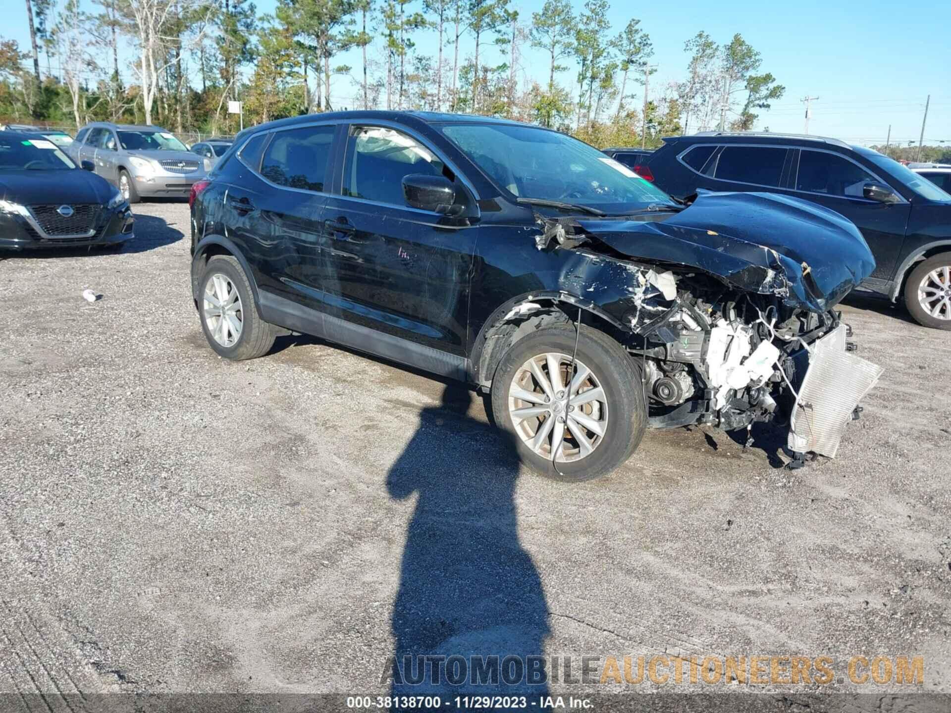 JN1BJ1CP1JW152665 NISSAN ROGUE SPORT 2018