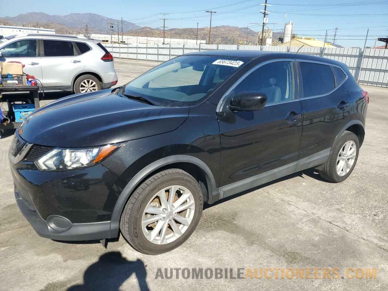 JN1BJ1CP2JW153064 NISSAN ROGUE 2018