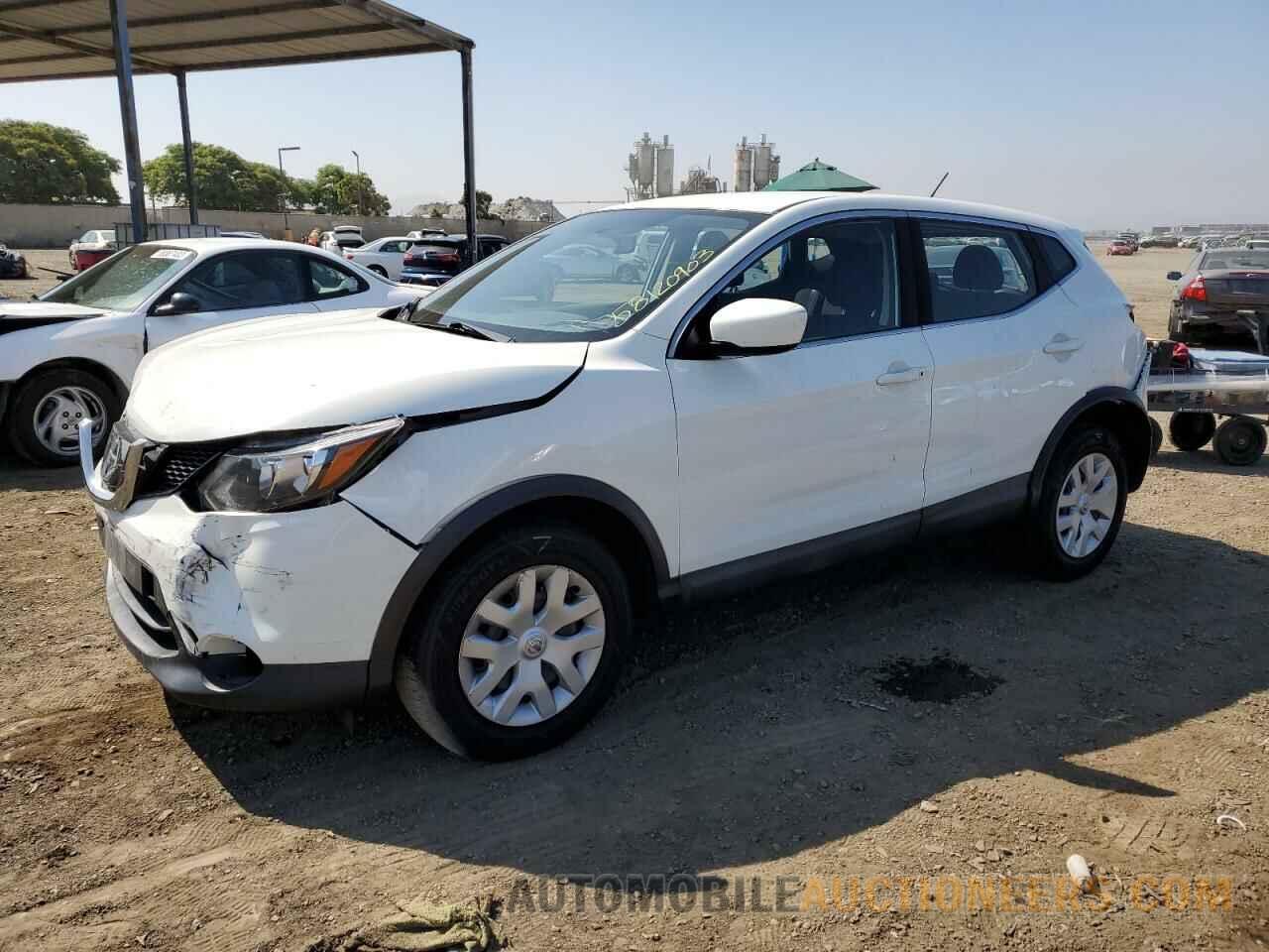 JN1BJ1CR8JW264767 NISSAN ROGUE 2018