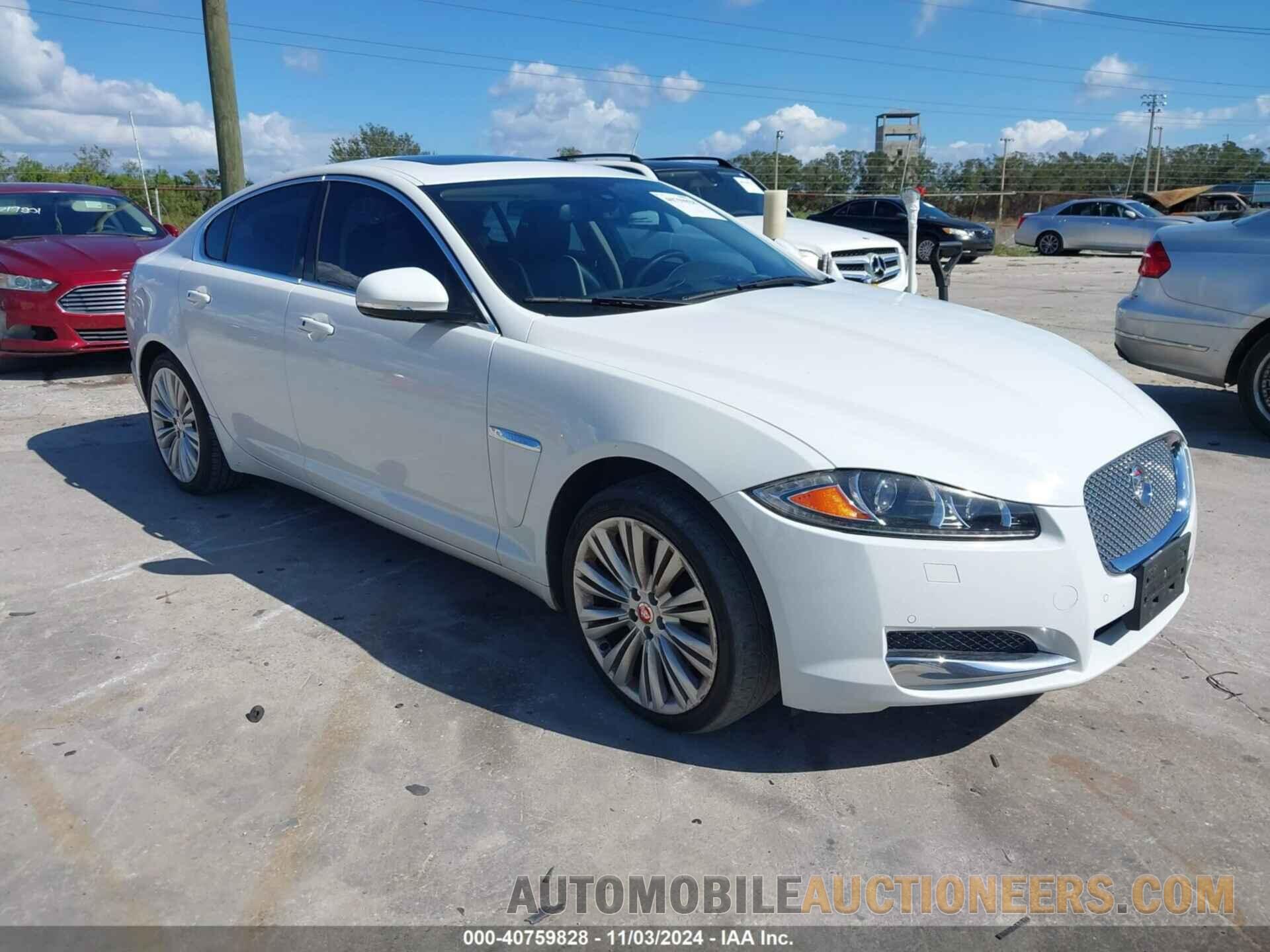 SAJWJ0FF4F8U49065 JAGUAR XF 2015