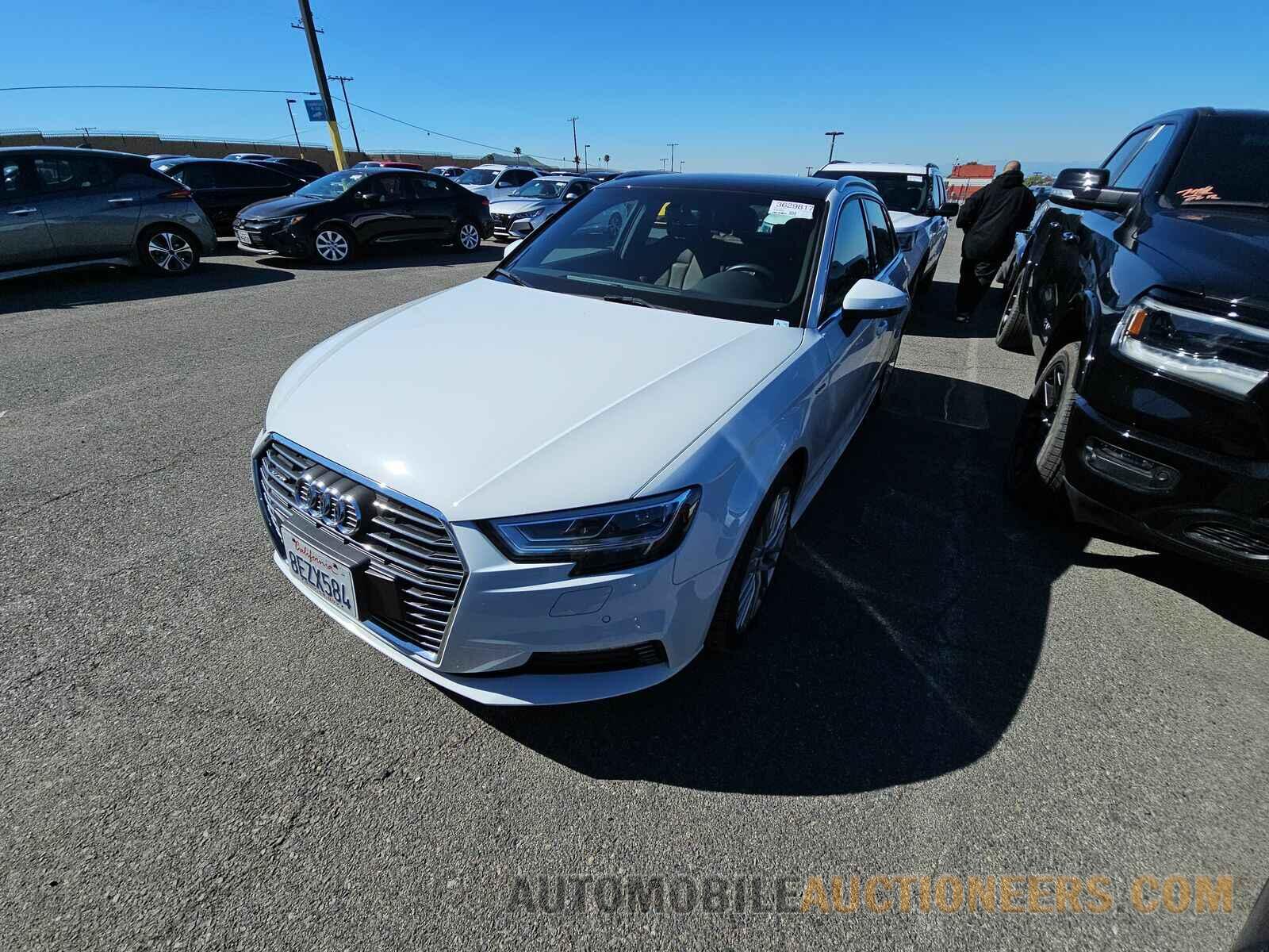 WAUTPBFF2JA077865 Audi A3 Sportback e-tron 2018