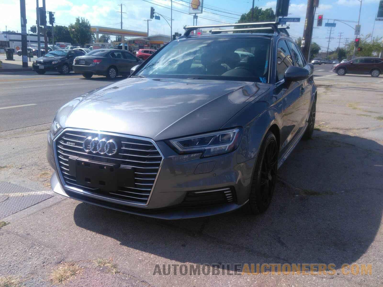 WAUTPBFF5JA084275 Audi A3 Sportback e-tron 2018