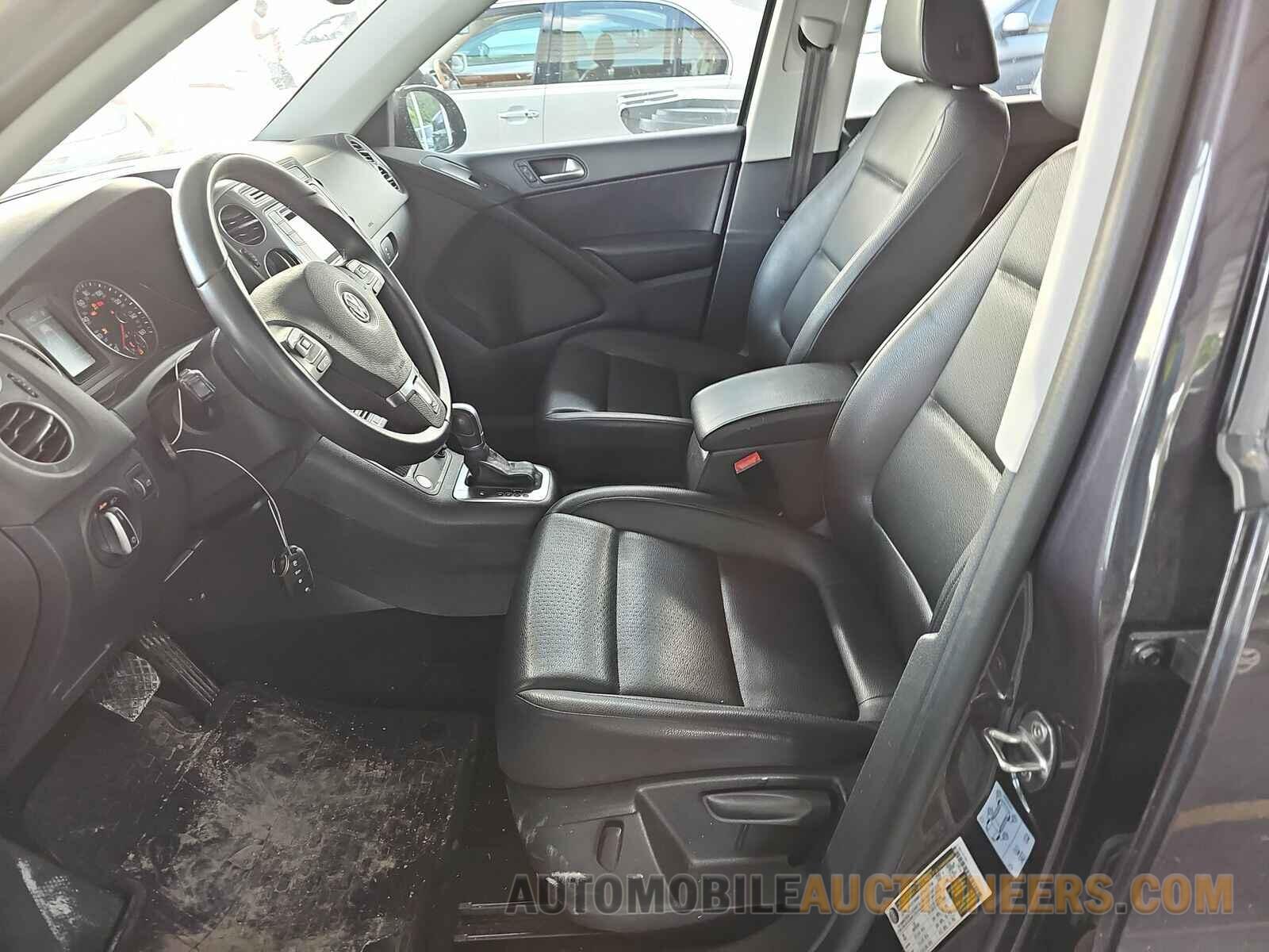 WVGAV7AX9GW555168 Volkswagen Tiguan 2016