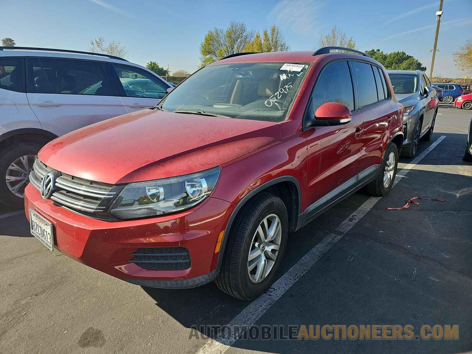 WVGAV7AXXGW052975 Volkswagen Tiguan 2016