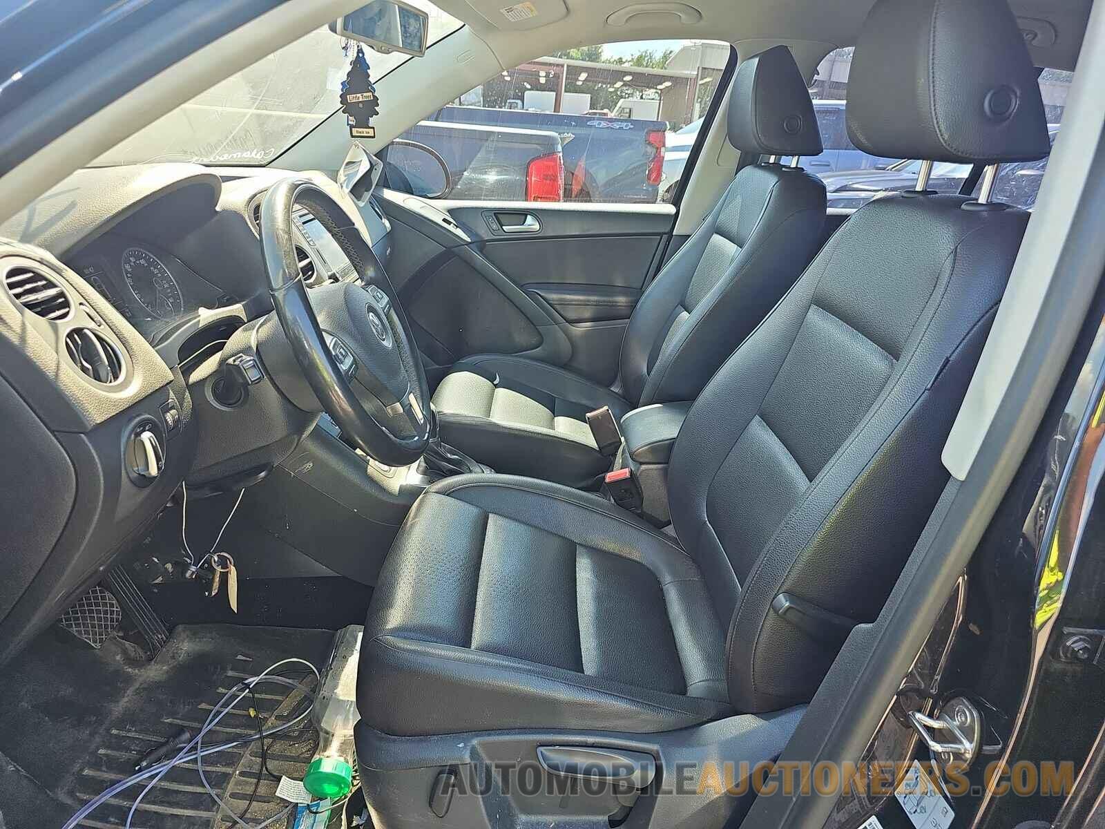 WVGAV7AXXHK038048 Volkswagen Tiguan 2017