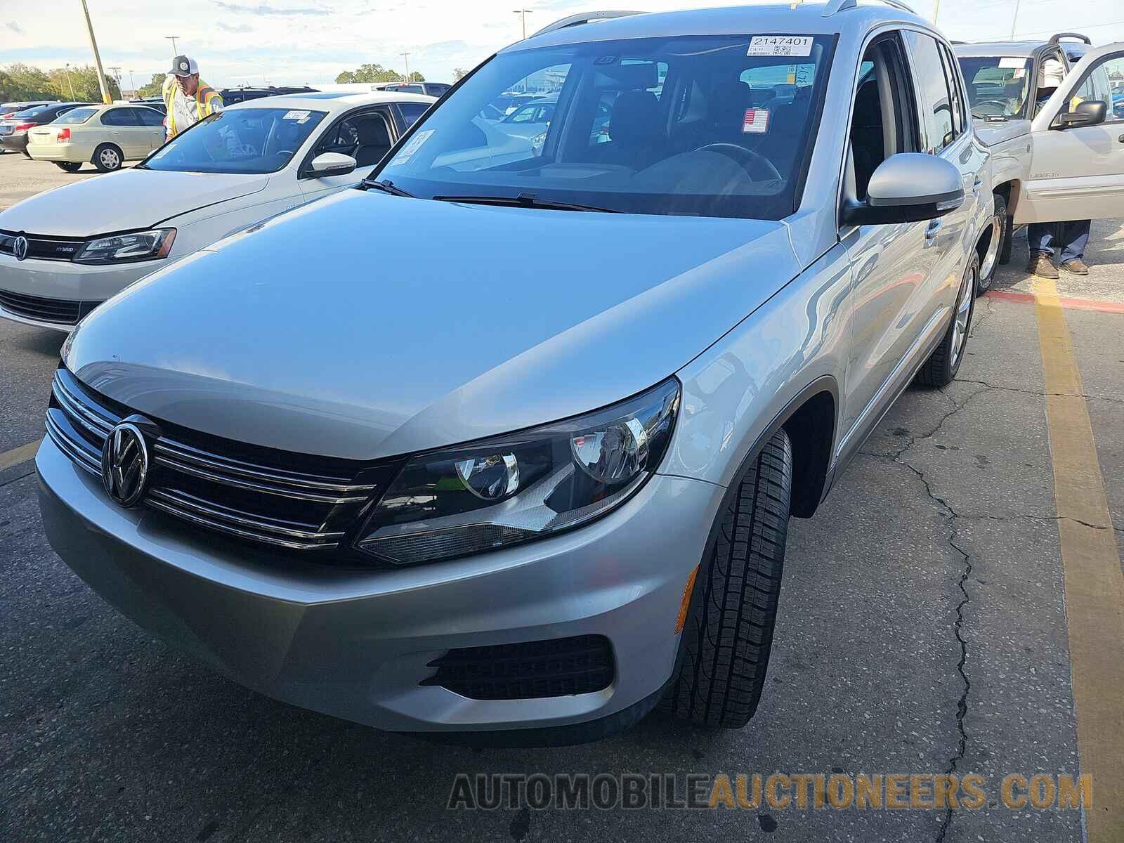 WVGRV7AX4HK021443 Volkswagen Tiguan 2017