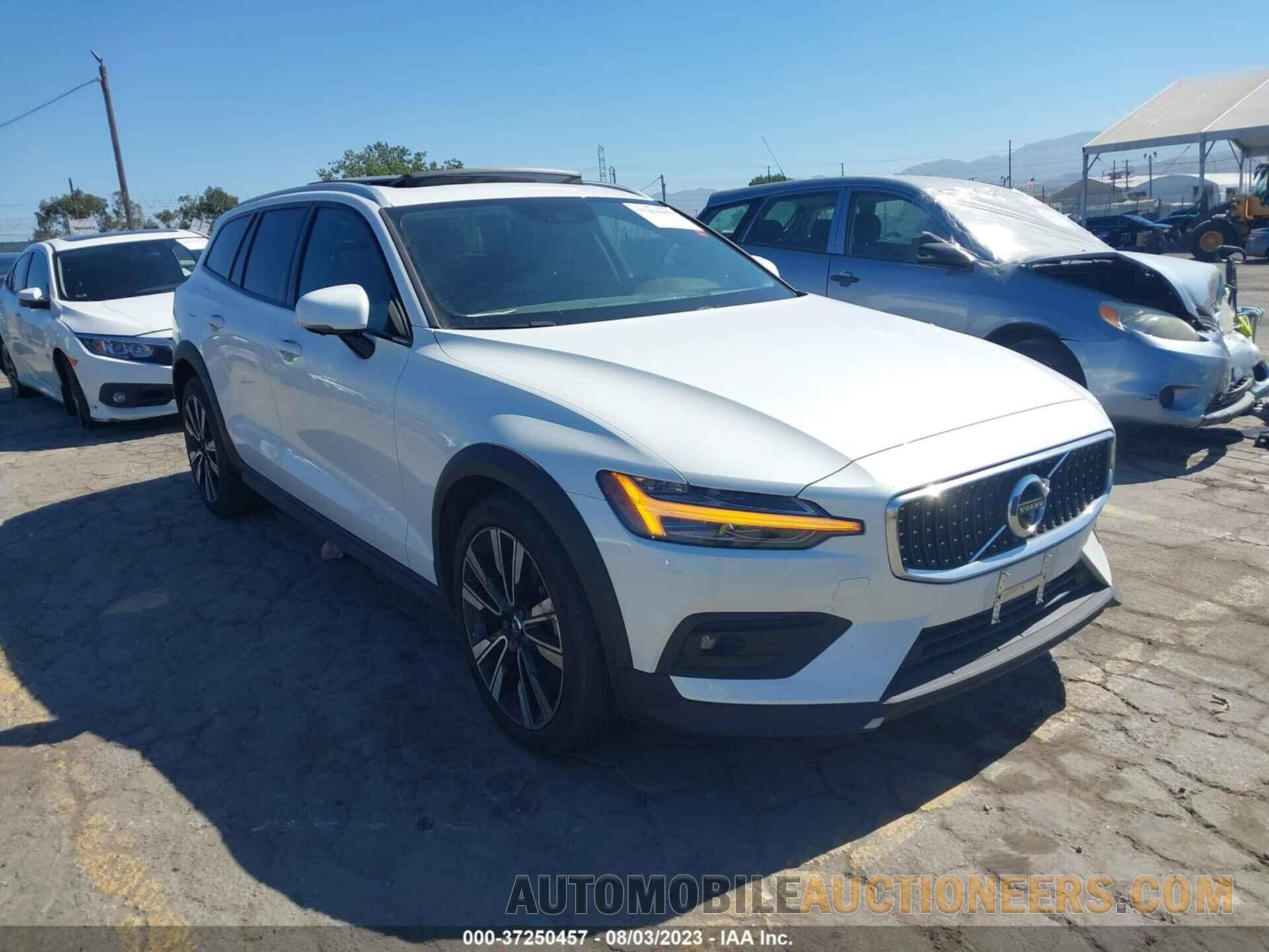 YV4102WK3M1072834 VOLVO V60 CROSS COUNTRY 2021