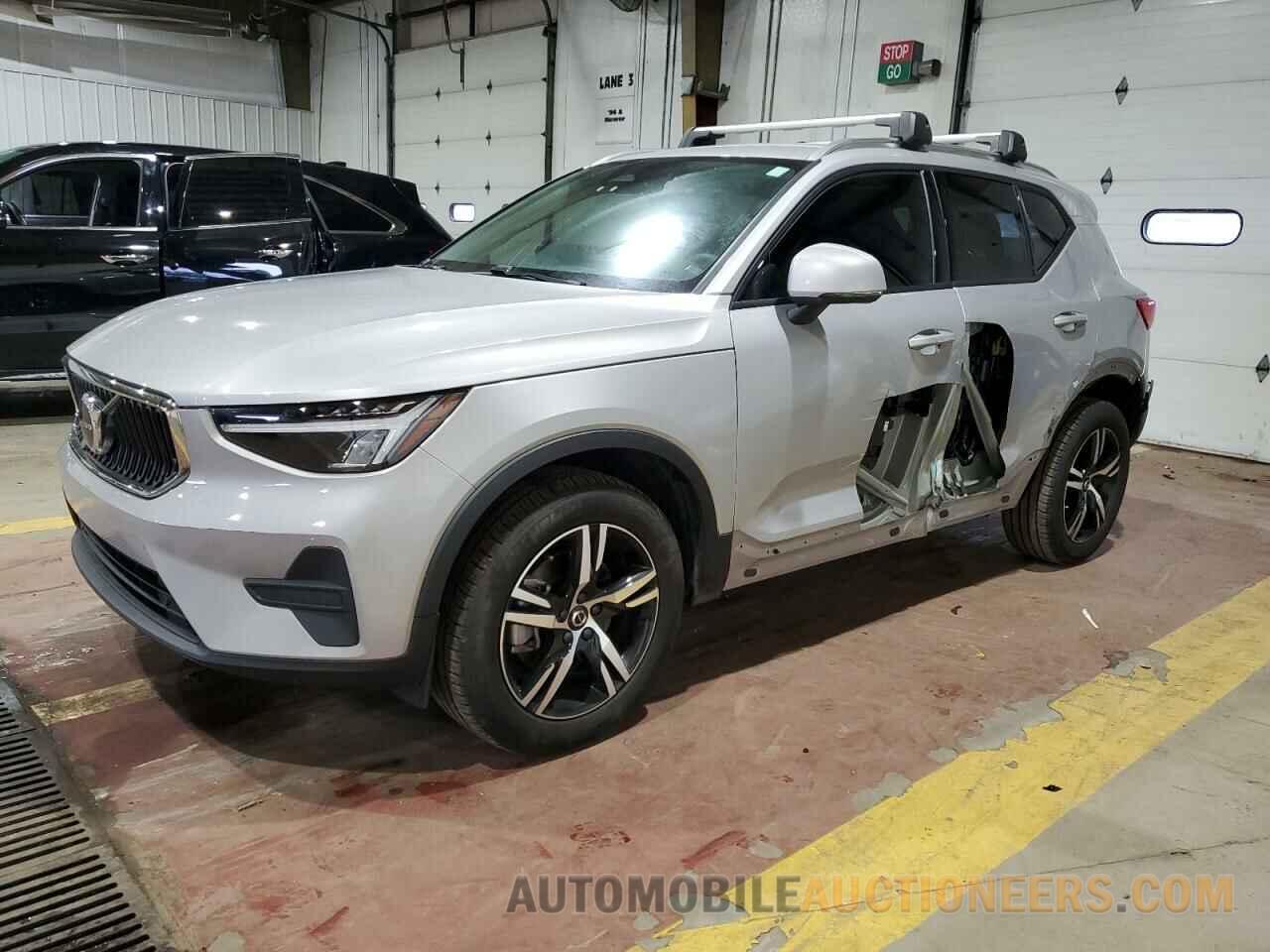 YV4L12UK4P2946986 VOLVO XC40 CORE 2023