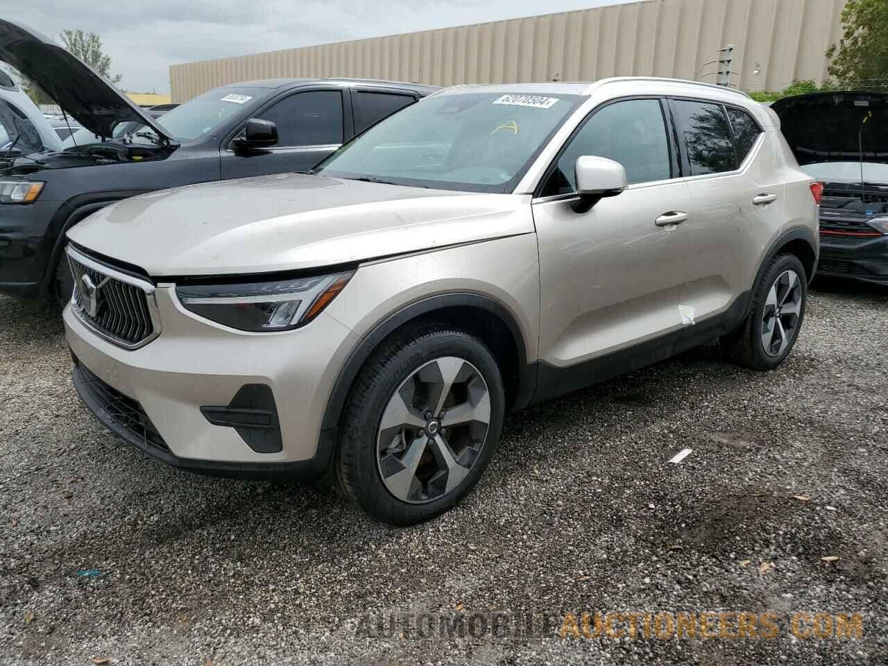 YV4L12UK4R2357844 VOLVO XC40 CORE 2024